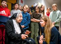 Kaisu Möller, klasslärare i 6A i engelska skolan, samtalar med sin föregångare syster Mary, som besöker sin forna arbetsplats med anledning av festligheterna inför hennes 100-årsdag.