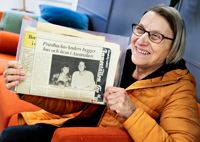Kristina Lönnfors, mångårig ordförande för Andersböle-Veckkoski ungdomsförening, visar fram en av artiklarna som skrivits om bygden.