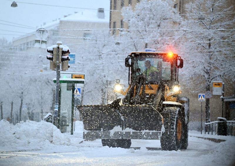 Snöröjarna i huvudstadsregionen var förberedda på nattens snöfall och har varit ute och plogat gator och vägar i god tid före morgonrusningen.