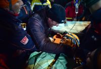 Räddningsarbetare bär Kamil Can Agdas till ambulansen efter att ha grävt fram honom i Kahramanmaras, södra Turkiet.