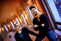 Vem får berätta sin historia på de finländska scenerna, frågar sig Davide Giovanzana (t.v.) och David Kozma, konstnärliga ledare för New Theatre Helsinki Festival: Who belongs to Finland-festivalen, som ordnas på Svenska Teatern under tre veckor. Ämnet är allvarligt men herrarna skrattar mycket.