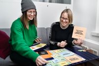 Anna Björkqvist och Petra Miettinen lägger klimatpusslet. Det är ett bra sätt att inspireras och få nya tips för hur man kan minska sitt klimatavtryck, anser HBL-reportrarna.