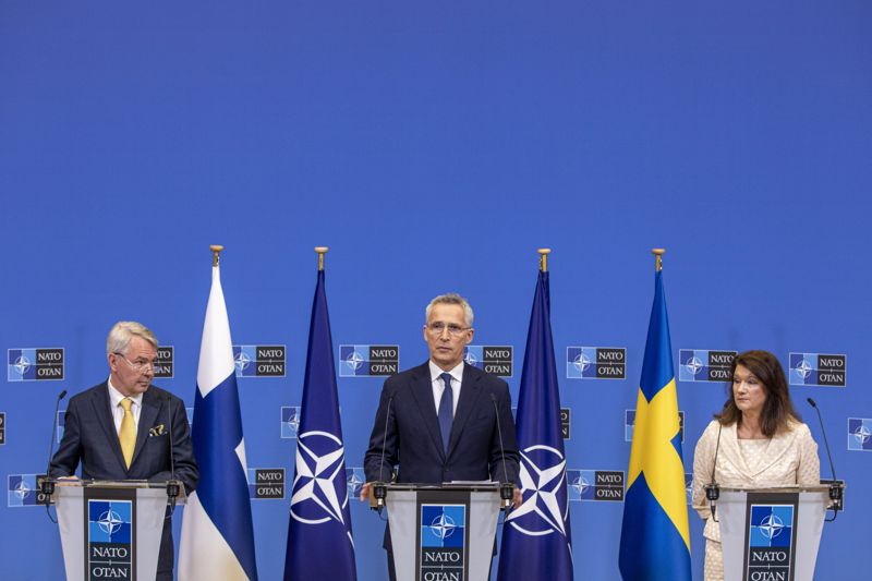 Finlands och Sveriges Natoansökan har ökat det svenska intresset för Finland menar Magmas chef Nils Erik Forsgård. På bilden Finlands utrikesminister Pekka Haavisto, Natos generalsekreterare Jens Stoltenberg och Sveriges tidigare utrikesminister Ann Linde.