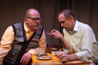Kristoffers pappa (Nicke Lignell) talar allvar med sonen, tv-kändisen och världsförbättraren Kristoffer Renn (Sampo Sarkola)