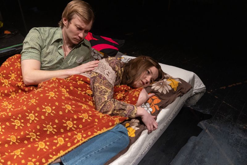 Den unga hippien Kristoffer Renn (Wilhelm Enckell) oroar sig för flickvännen Kitis (Greta Lignell) graviditetstest.