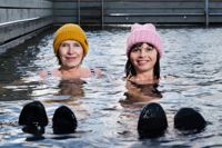 Forskande psykoterapeuterna Riikka Airo och Miia Lehtonen är själva kallbadsentusiaster.