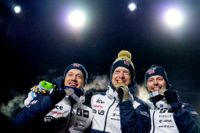 Norrmännen Tarjei Bø, Johannes Thingnes Bø och Sturla Holm Lægreid med sina medaljer från sprinten i VM.