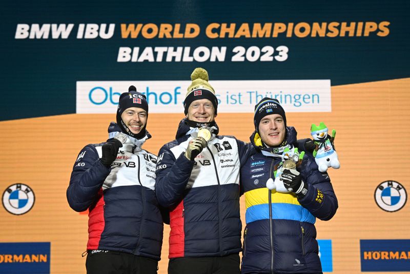 Norges silver- och guldmedaljörer i jaktstarten Sturla Holm Lægreid och Johannes Thingnes Bø samt bronsmedaljören Sebastian Samuelsson.