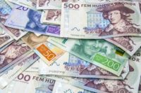 En liten skräpvaluta eller en valuta som tjänat Sverige väl? Debatten kring huruvida Sverige borde byta ut kronan mot euron går het just nu.