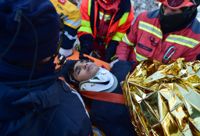 17-årige Muhammed Enes Yeninar har räddats levande från rasmassorna i det hårt drabbade Kahramanmaras i centrala Turkiet.