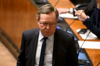 Minister Mika Lintilä säger att det hade varit lättare att bara skicka ett nytt meddelande efter och säga ”ursäkta”. – En del har frågat varför jag inte bara gjorde så och kom lättare undan – men tänk om det då hade varit ett dataintrång, funderade Lintilä på torsdagen.