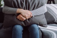 Oliver lider av ångest och depressionssymtom på grund av sin könsdysfori.