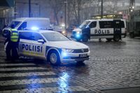 Poliisi eller polis? Flera läsare berättar för HBL om svårigheter med att tala svenska i kontakter med polisen.