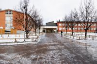 Kvarnbackens skola måste byggas till för att man ska få plats för tre förskolegrupper och för elevvården.