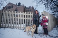 Veera Florica Rajala för dottern Alma till förskolan om morgnarna, sedan fortsätter hon och ledarhunden Palo vidare till jobbet.