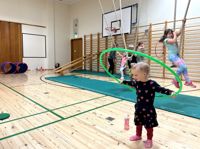 Glädjen stod högt i tak då barngruppen träffades. Här förevisar Stella Rantala sina färdigheter med rockringen.