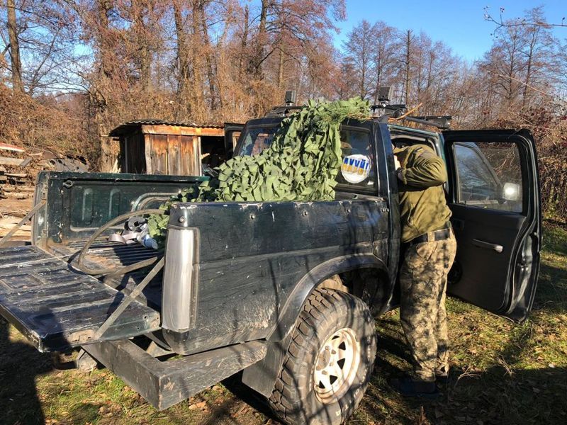 Den svarta pickupen används för att frakta sårade vid fronten.