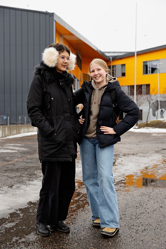 Noora Konate och Tilda Ihalainen står framför Nickby Hjärta. De berättar att det varit mycket problem i biblioteket också: – Man vågar inte gå till biblioteket om de är där, säger Tilda Ihalainen.