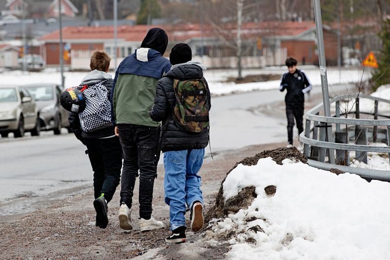 Oroligheterna är inte bara i Nickby. Efter skoldagens slut rör sig elever också i Söderkulla centrum. Även där har poliserna ökat sin närvaro.