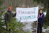 Demonstranterna Antti Pesonen och Jenni Koistinen har i egenskap av föräldrar engagerat sig för den så kallade skolskogen i Isnäs.