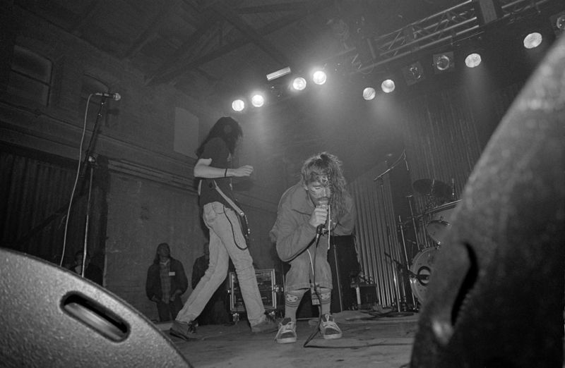1997 uppträdde Kyyria på Världen i byn-festivalen som ägde rum i VR:s gamla godsmagasin på den plats där Musikhuset i Helsingfors nu finns. På scen Niclas Etelävuori och Ville Tuomi.
