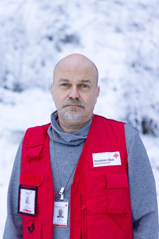 Marko Korhonen anser att det är i sin ordning att privatpersoner som har kontakter levererar hjälp till Ukraina. Han betonar att Finlands Röda Kors bara stöder civilsamhället, inte armén.