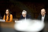 Utrikesutskottets betänkande om Natolagarna är klart för behandling i plenum. Jaana Pelkonen (Saml), Erkki Tuomioja (SDP) och Jussi Halla-aho (Sannf).