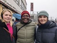 Venla Aitta från Tammerfors, Wanjiru Kinuthia från Chicago, USA, och Emmi Aittomäki från Helsingfors hör till de 150 000 personer som besökt Hans Op de Beecks utställning The Quiet Parade på Amos Rex. – Jag har velat se utställningen sedan i november och nu är det bara en vecka kvar av utställningen så nu måste jag gå, säger Aittomäki.