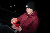 Dagens bästa fynd! Teemu Arppe ”Onni Tonkija” hittar en nästan oanvänd burk chilipasta han länge drömt om i en sopcontainer vid ett husbolag i Vallgård.