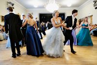 Det svänger om tvåorna i Borgå gymnasium när gamlas dans firas. Till vänster dansar Stella Sundman och Victor Lindroos.