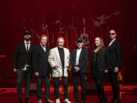 Easy The Eagles Tribute Band med Lappe Holopainen, Roni Kamras, Petteri Kokljuschkin, Sami Javne och Erno Laitinen får på Konstfabriken förstärkning av solisten och keyboardisten Katri Silolahti.