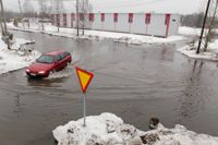 Översvämningar blir allt mer vanliga om man inte i tid vidtar åtgärder, som att bygga ut avloppssystemet för dagvatten och att skapa områden där vattnet kan infiltreras. Bilden är från Småindustrivägen i Borgå.