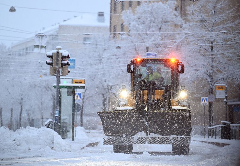 En plogbil sopar rent på spårvagnsspåren i Vallgård i Helsingfors. Snöfallet fortsätter så gott som hela helgen i södra Finland. Arkivbild.