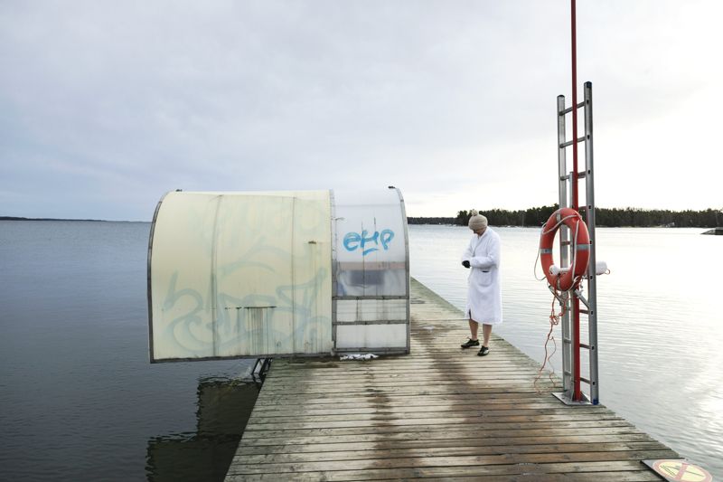 Den långa havskusten längs hela södra Esbo är en värdefull resurs som både stadsbor och turister vill njuta av. Generalplanen strävar efter att göra det möjligt att kombinera rekreation och kommersiella tjänster längs strandpromenaden, utan att för den skull belasta naturen för mycket.