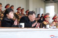 Nordkoreas ledare Kim Jong-Un tittar på fotboll tillsammans med dottern Kim Ju-Ae. Bild från den statskontrollerade nyhetsbyrån KCNA.
