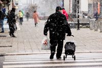 I Borgå, där den här bilden är tagen, snöade det nästan 10 centimeter under natten till lördag. Arkivbild.