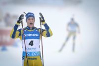 Sveriges Sebastian Samuelsson tog guld i herrarnas masstart. Martin Ponsiluoma syns i bakgrunden.