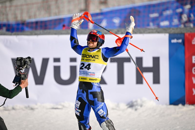 Grek-amerikanen AJ Ginnis vrålar ut sin glädje över VM-silvret.