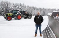 Michael Tötterman kör bulldozer på snötippen i Hornhattula. Han arbetar för ett företag som har kontrakt med staden. – Vi är två som delar på jobbet så att det inte ska bli alltför långa dagar.