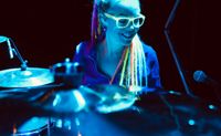 Vicky O´Neon justerar små detaljer på sitt trumset under soundcheck. Soundcheck betyder att bandet gör de sista finslipningarna med ljudet inför kvällens spelning. Superstjärnan Anastacia är sällan med på soundcheck.
