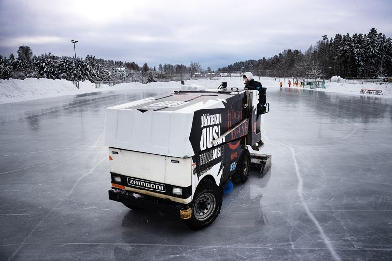 Skridskobanan vid Juvamalmen i norra Esbo ligger spegelblank efter att Mikael Tuovinen har slipat och spolat den med vatten flera varv. – Det största jobbet var att ploga bort all snö som hade fallit under veckoslutet, säger Tuovinen, som underhåller Esbo stads utemotionsplatser.