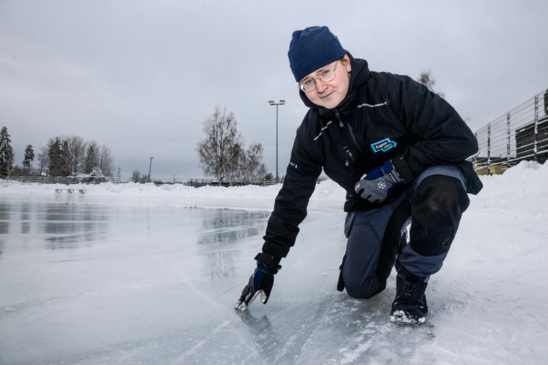 Tommi Airaksinen har själv spelat ishockey som yngre, så han vet hur viktigt det är att isen på skridskobanan är välslipad och spolad. Numera hör det till hans uppgifter hålla skridskoisarna i skick under vinterhalvåret. – Jag får göra ett jobb som jag gillar, inom ett område som jag kan, säger han nöjt.
