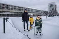 Jonas Hannus med sönerna Jerry och Melvin inleder sportlovet med en skridskotur vid Isträdgården i Hagalund.