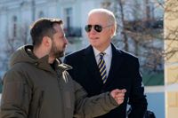 USA:s president överraskade världen med att besöka Ukraina på måndagen. Han träffade bland annat Ukrainas president Volodymyr Zelenskyj. Besöket blev en moralhöjare för ukrainarna som i ett år kämpat mot Ryssland.