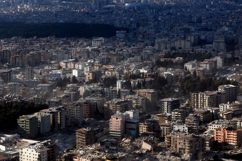 Det nya kraftiga skalvet inträffar två veckor efter jordbävningskatastrofen i ungefär samma del av Turkiet och Syrien. Bilden visar förödelsen efter det första skalvet i Hatay. Arkivbild.