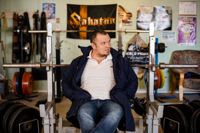 Gymmet i det gamla svinhuset på gården i Malax är Fredrik Smulters vardagsrum. – Det är lite stökigt, men det är så det ska vara, säger han.