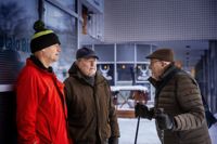Gustav Lucander är företagare och hyr en affärslokal i Gäddviks köpcentrum. Arto J. Pinomaa är ordförande för Gäddvikssällskapet, där även Rolf Zachariassen är aktiv medlem. Alla tre är bekymrade över hur Gäddviks centrum förändras om det gamla köpcentret ersätts med höghus i sex våningar.