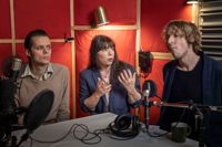 Artisterna, konstnärerna och journalisterna Mattias Björkas, Thella Johnson och Love Antell samtalar om och spelar musik från Finland i serien Vi lyssnar på Finland.
