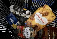 Ägg, smör, socker och mjöl hör alla till de produkter som har ökat mest i pris. Kaffet, däremot, har blivit billigare.