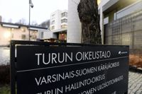 Rättegången mot sex ungdomar inleddes vid Egentliga Finlands tingsrätt i Åbo på onsdagen, och hålls bakom stängda dörrar.